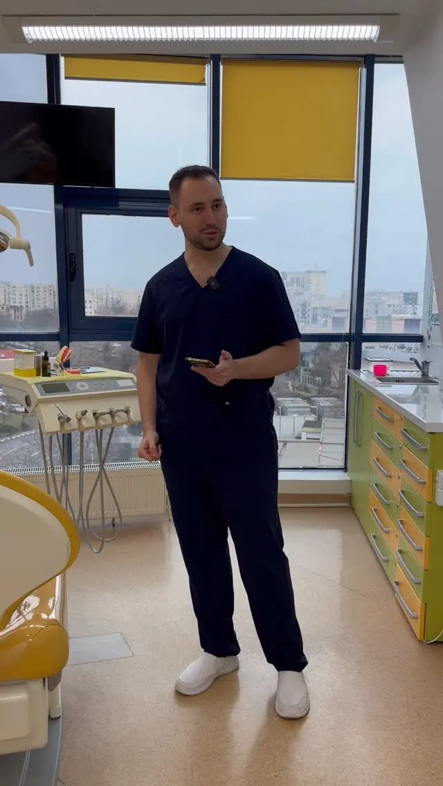 Dr. Radu Patriche în cabinet, lângă unitul dentar.